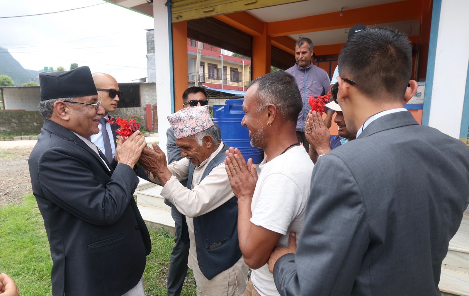 गाउँ पुगे प्रधानमन्त्री